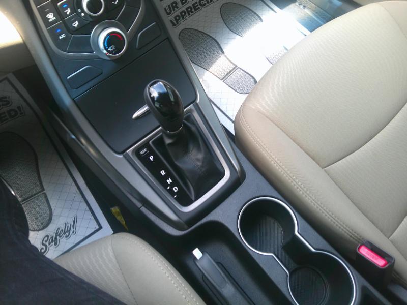 Hyundai Elantra SE 6AT 2015
