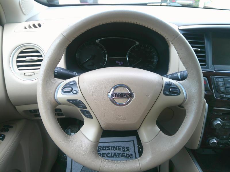 Nissan Pathfinder SV 2WD 2013