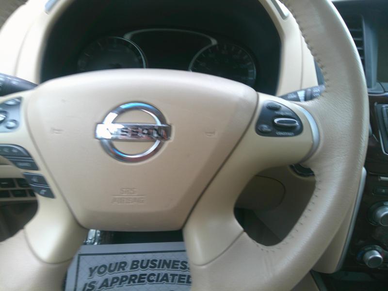 Nissan Pathfinder SV 2WD 2013