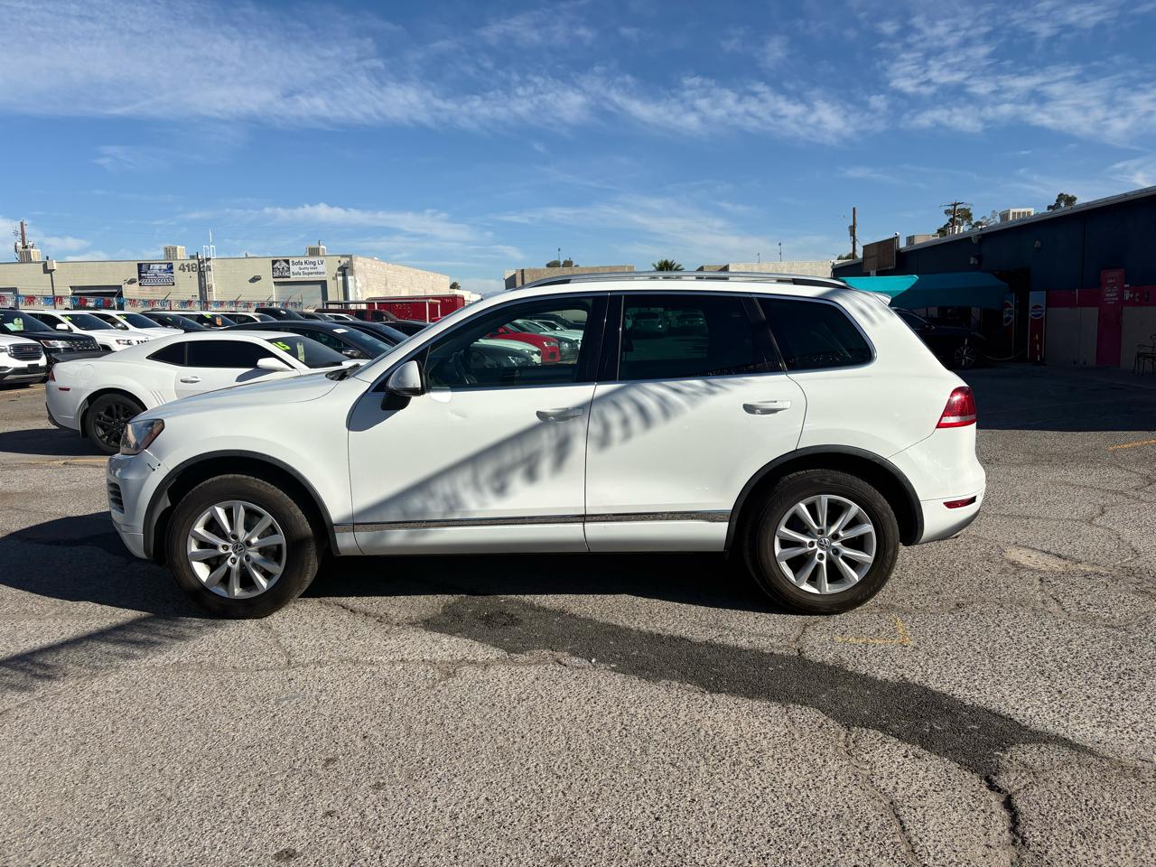 Volkswagen Touareg 4dr 3.6L Sport w/Nav 2014