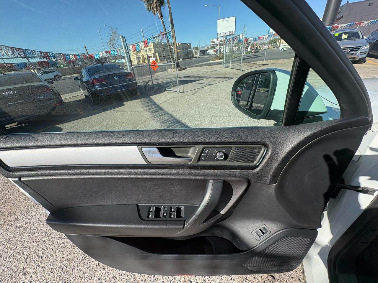 Volkswagen Touareg 4dr 3.6L Sport w/Nav 2014