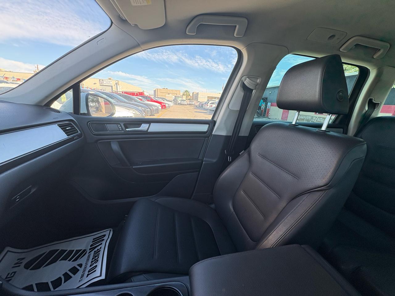 Volkswagen Touareg 4dr 3.6L Sport w/Nav 2014