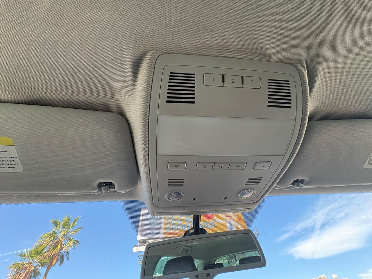 Volkswagen Touareg 4dr 3.6L Sport w/Nav 2014