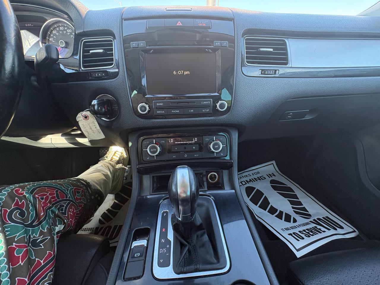 Volkswagen Touareg 4dr 3.6L Sport w/Nav 2014