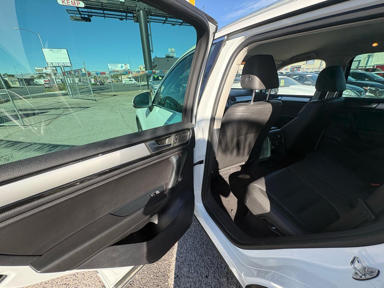 Volkswagen Touareg 4dr 3.6L Sport w/Nav 2014