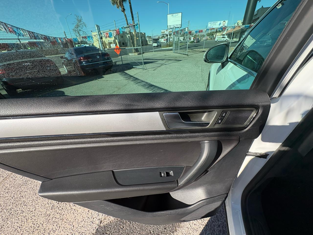 Volkswagen Touareg 4dr 3.6L Sport w/Nav 2014