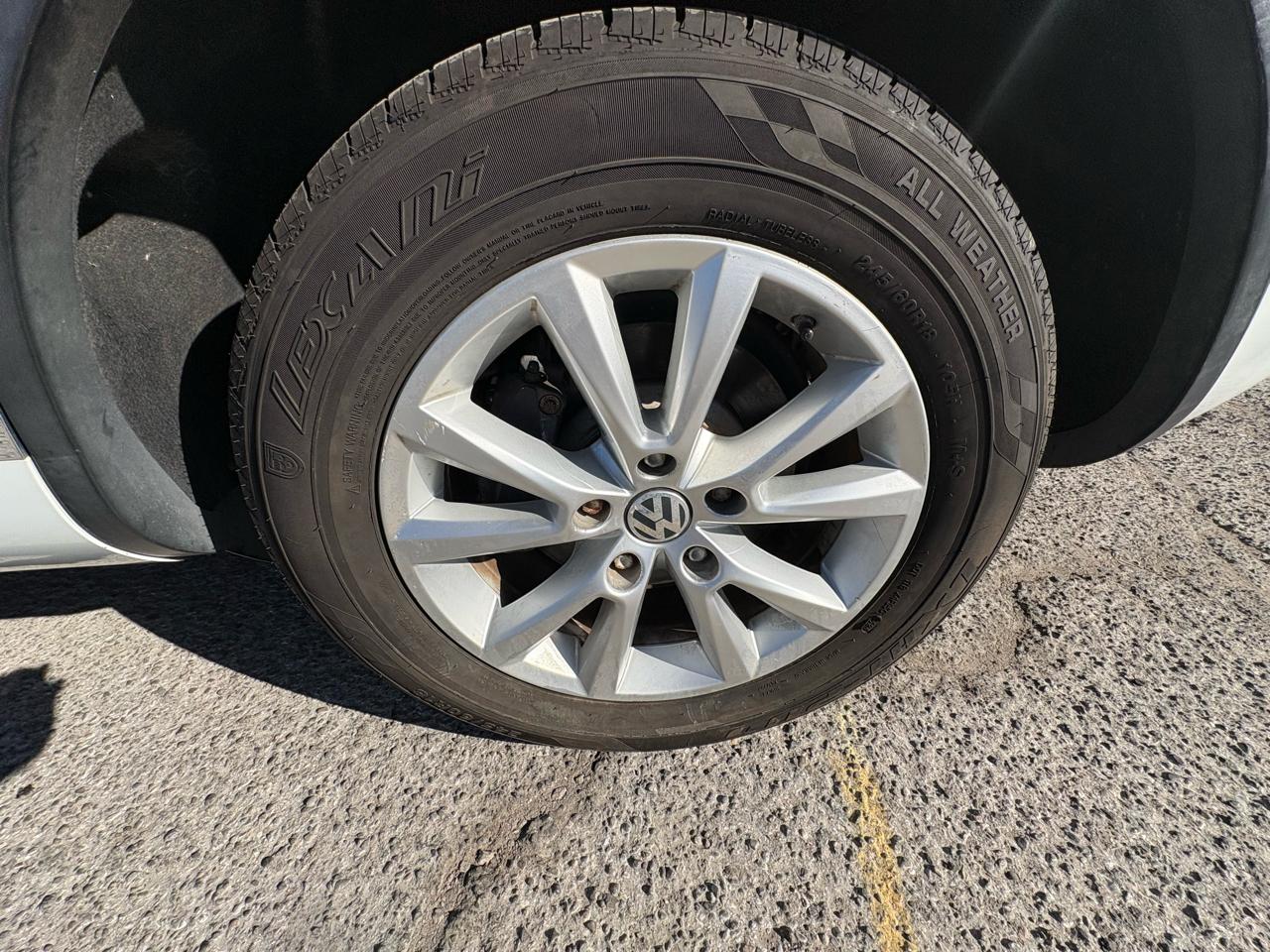 Volkswagen Touareg 4dr 3.6L Sport w/Nav 2014