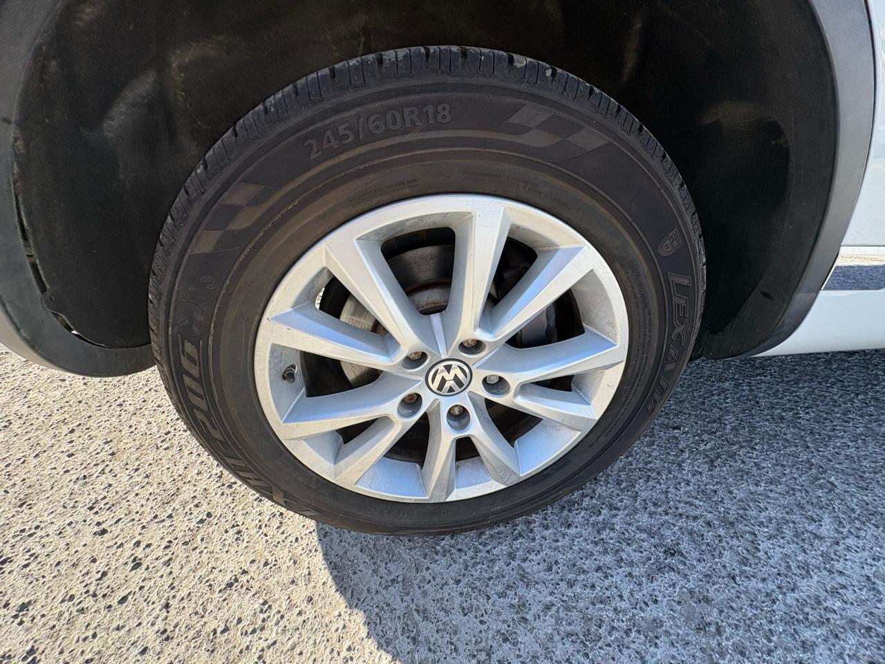 Volkswagen Touareg 4dr 3.6L Sport w/Nav 2014