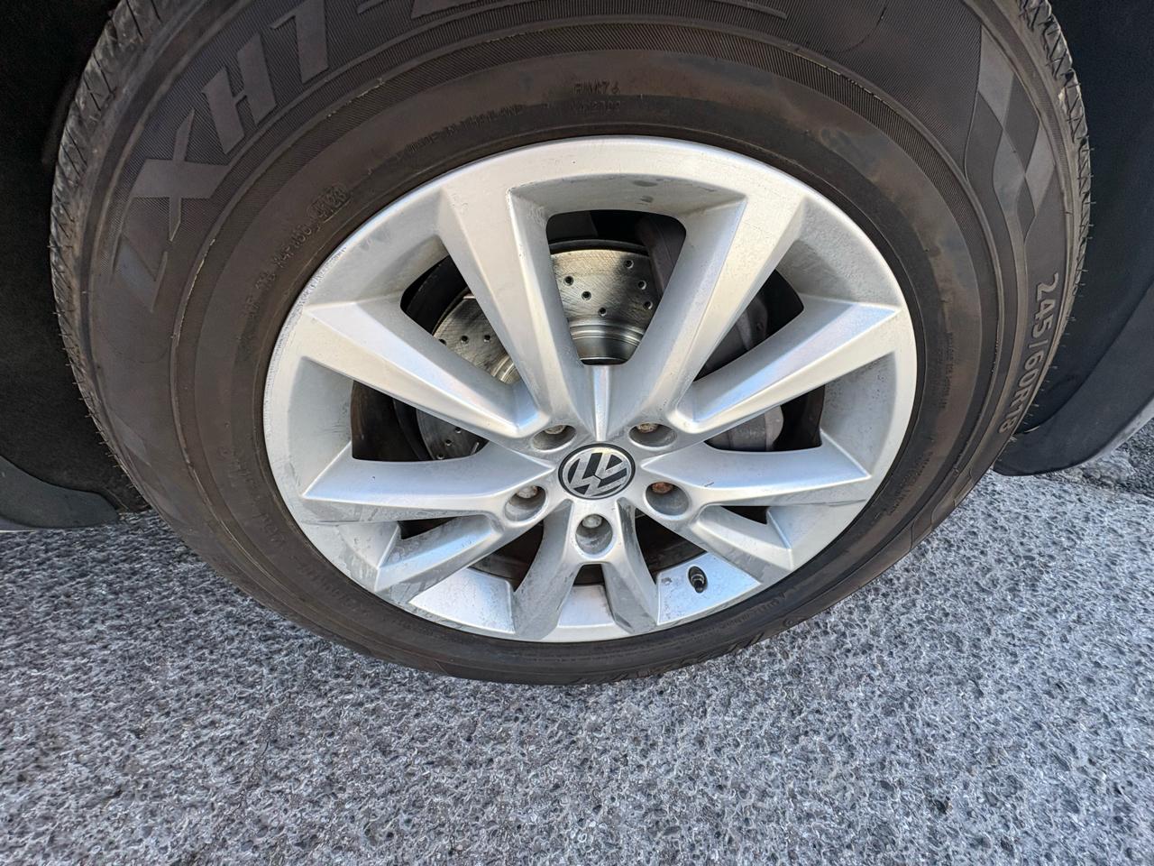 Volkswagen Touareg 4dr 3.6L Sport w/Nav 2014