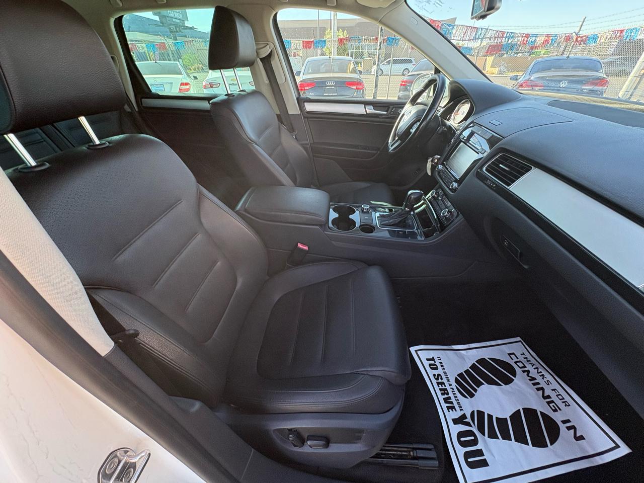 Volkswagen Touareg 4dr 3.6L Sport w/Nav 2014