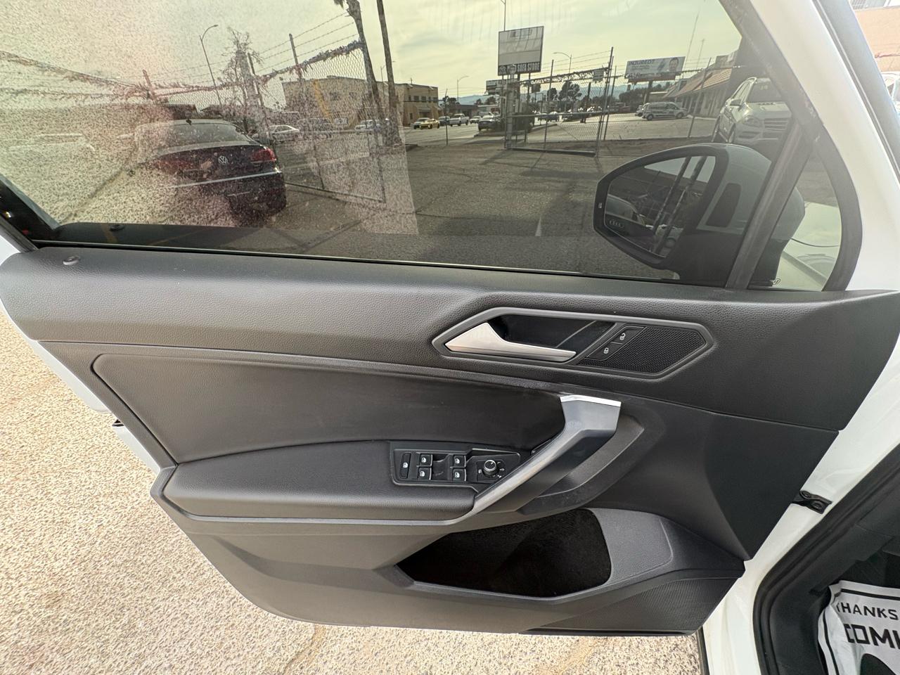 Volkswagen Touareg 4dr 3.6L Sport w/Nav 2014