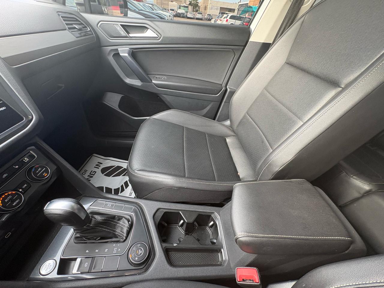 Volkswagen Touareg 4dr 3.6L Sport w/Nav 2014
