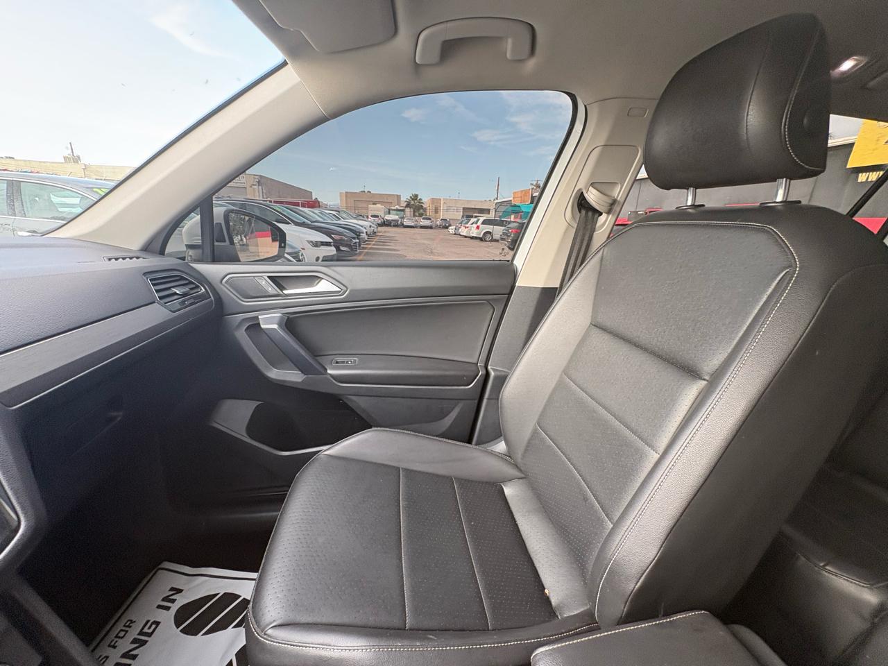 Volkswagen Touareg 4dr 3.6L Sport w/Nav 2014
