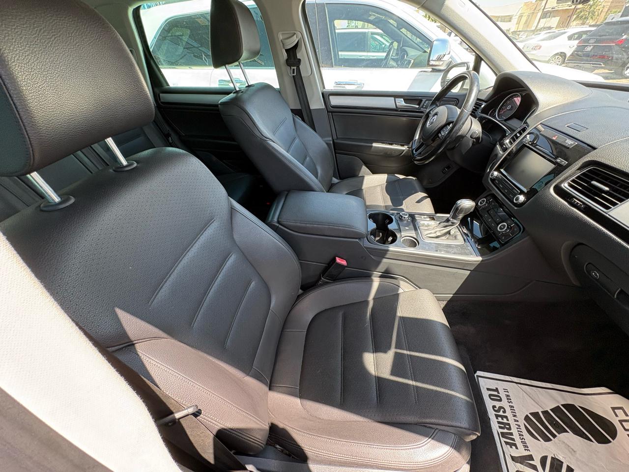Volkswagen Touareg 4dr 3.6L Sport w/Nav 2014