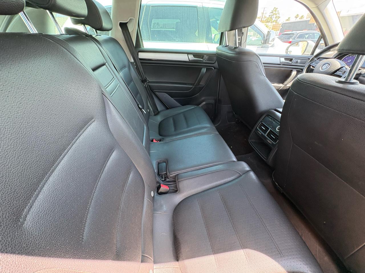 Volkswagen Touareg 4dr 3.6L Sport w/Nav 2014