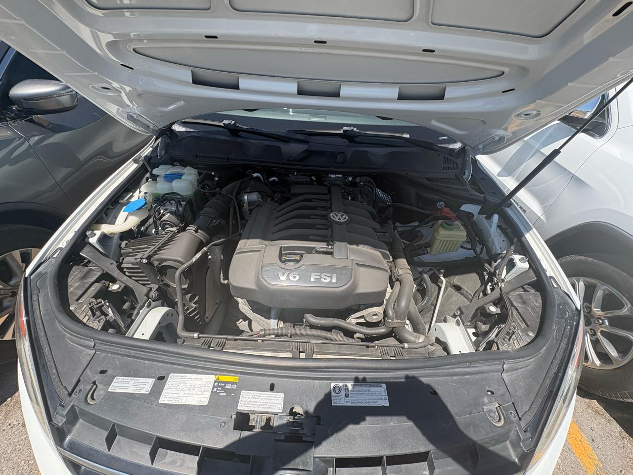 Volkswagen Touareg 4dr 3.6L Sport w/Nav 2014
