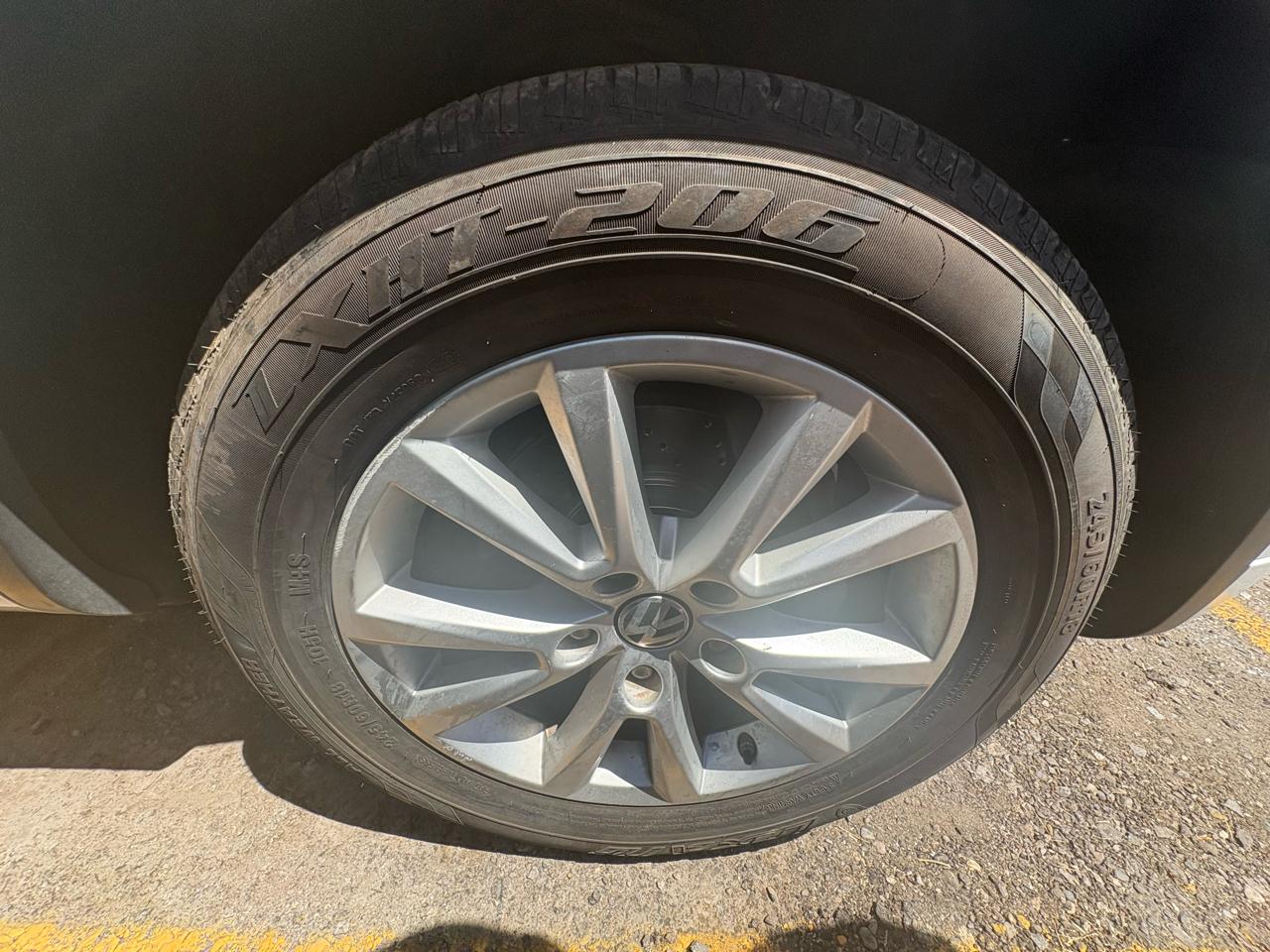 Volkswagen Touareg 4dr 3.6L Sport w/Nav 2014