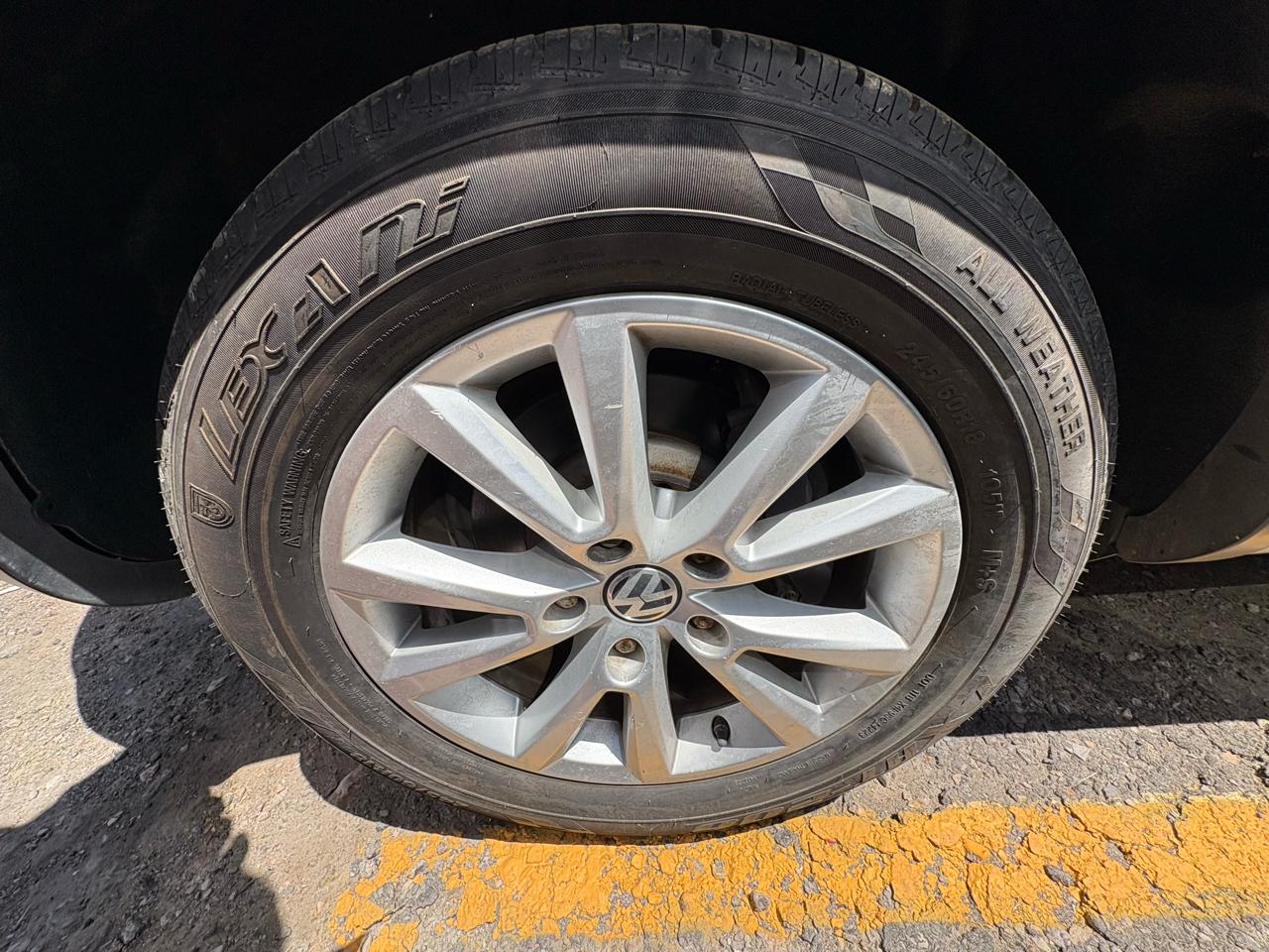 Volkswagen Touareg 4dr 3.6L Sport w/Nav 2014