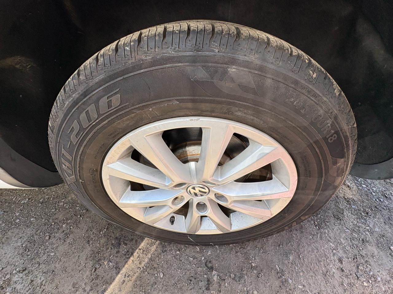 Volkswagen Touareg 4dr 3.6L Sport w/Nav 2014