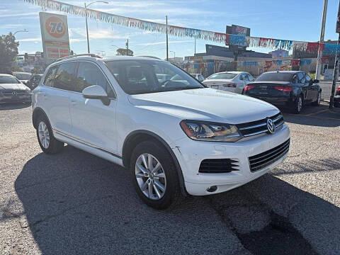 Volkswagen Touareg 4dr 3.6L Sport w/Nav 2014