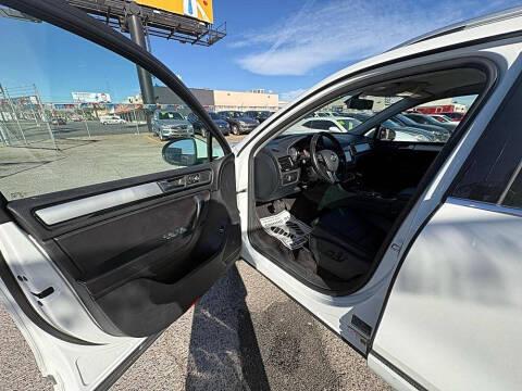 Volkswagen Touareg 4dr 3.6L Sport w/Nav 2014