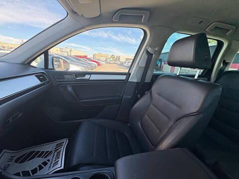 Volkswagen Touareg 4dr 3.6L Sport w/Nav 2014