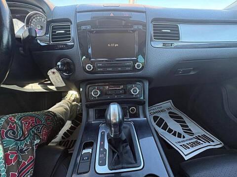 Volkswagen Touareg 4dr 3.6L Sport w/Nav 2014