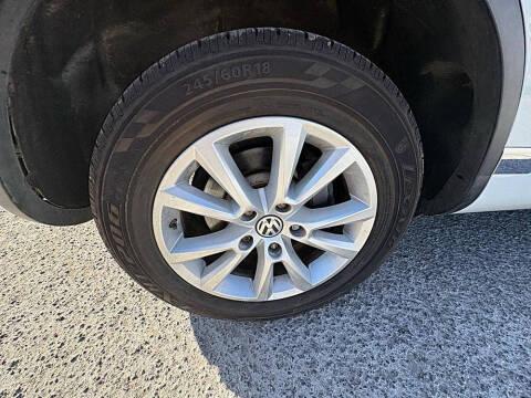 Volkswagen Touareg 4dr 3.6L Sport w/Nav 2014