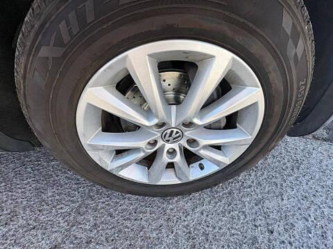 Volkswagen Touareg 4dr 3.6L Sport w/Nav 2014