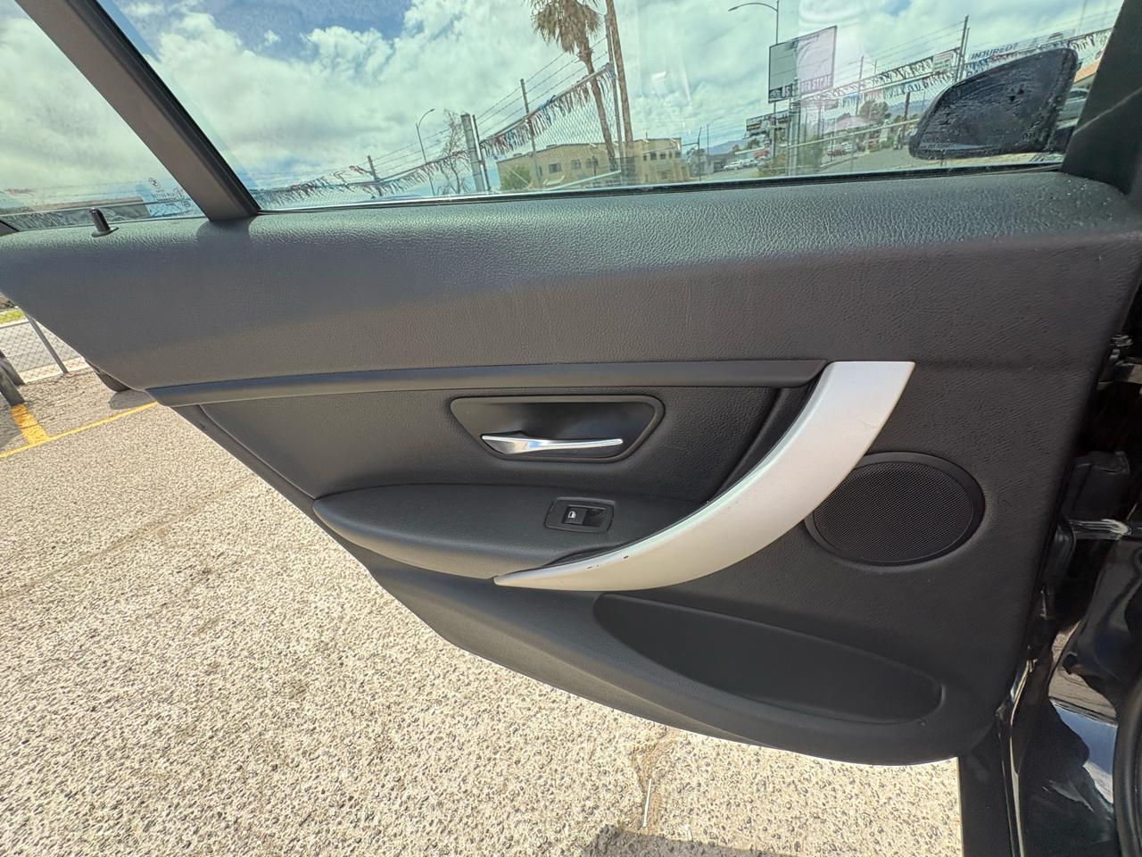 BMW 3 Series 4dr Sdn 320i RWD 2015