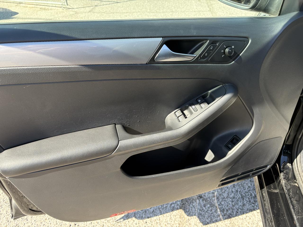 Volkswagen Jetta Sedan 4dr Auto 1.8T SE PZEV 2015