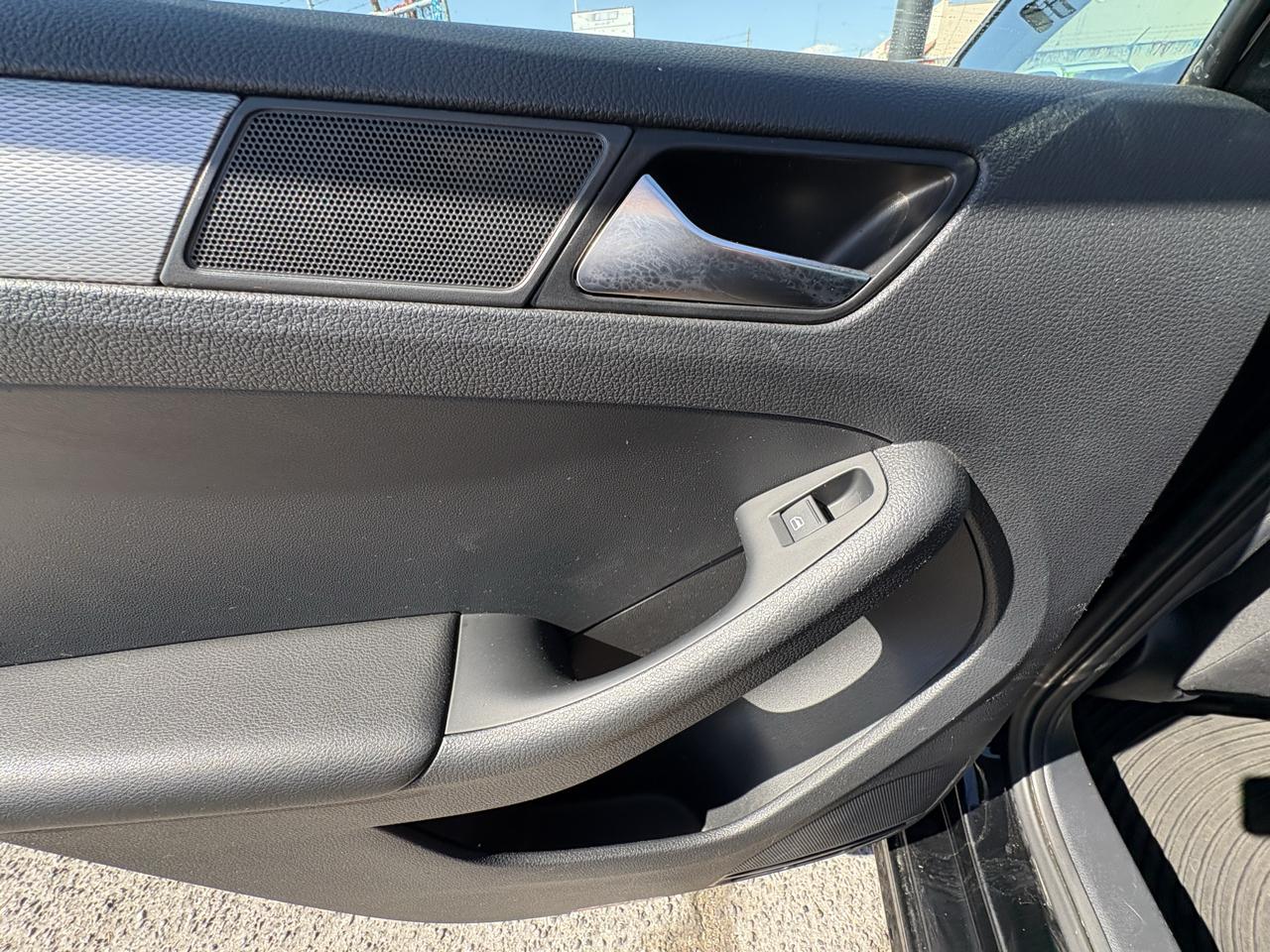 Volkswagen Jetta Sedan 4dr Auto 1.8T SE PZEV 2015