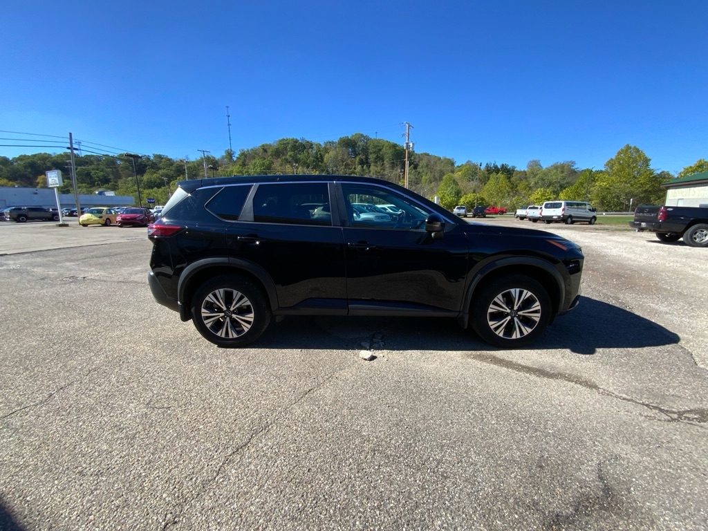 2022 Nissan Rogue SV photo 2