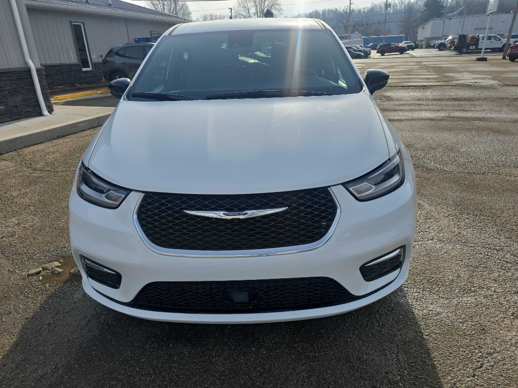 2025 Chrysler Pacifica Select's photo