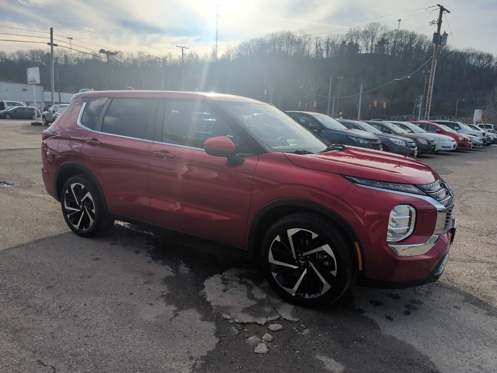 2022 Mitsubishi Outlander ES's photo