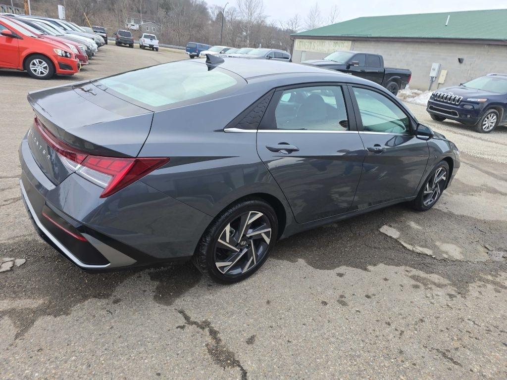 Hyundai Elantra  2025