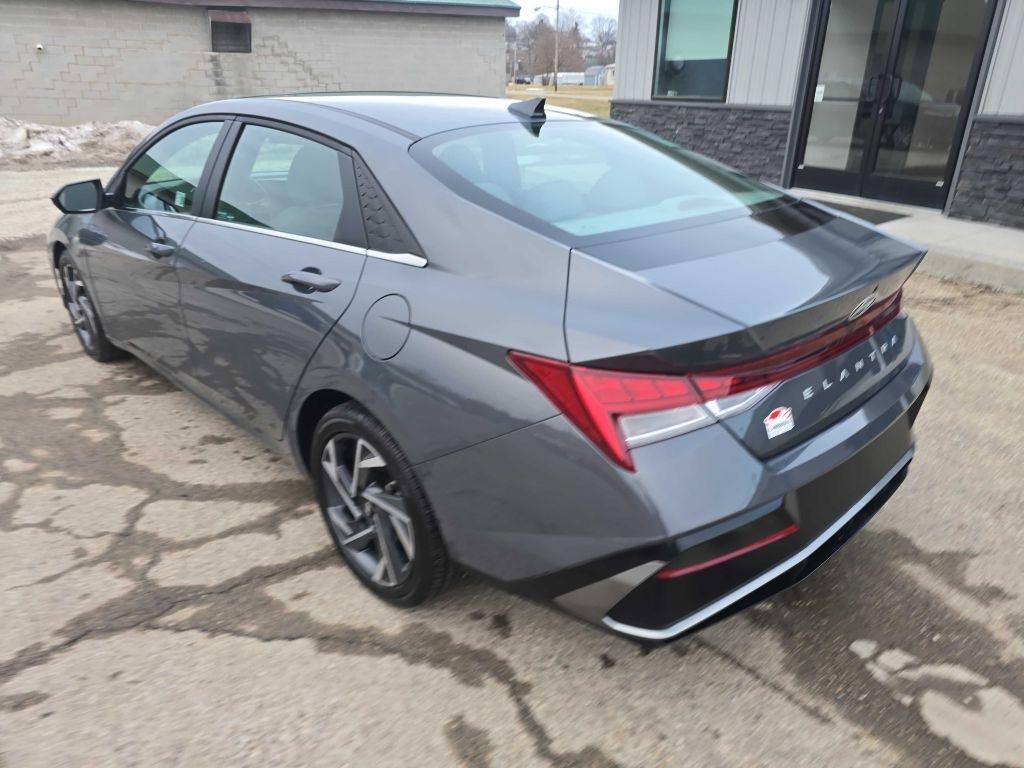 Hyundai Elantra  2025