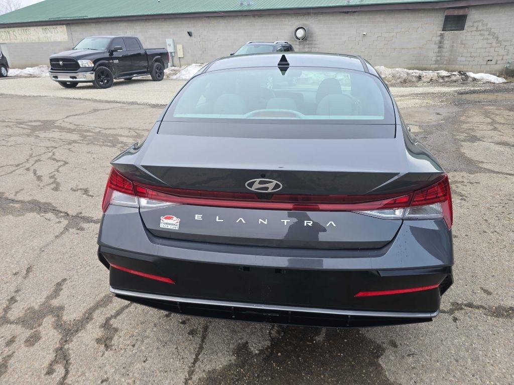 Hyundai Elantra  2025