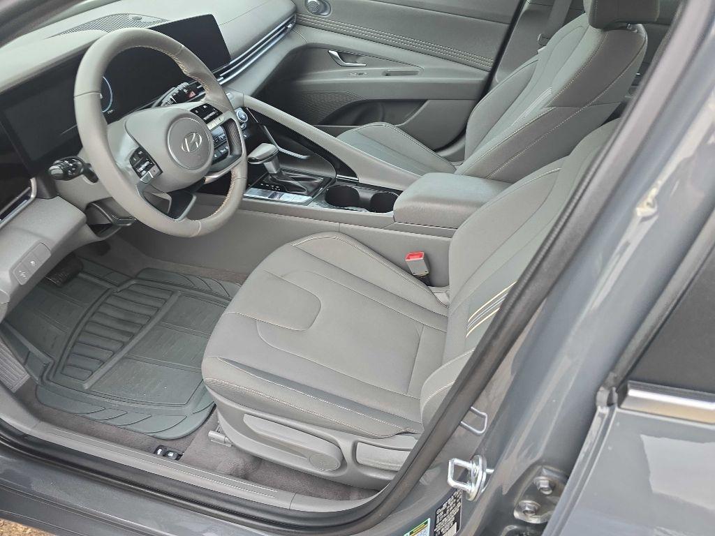 Hyundai Elantra  2025