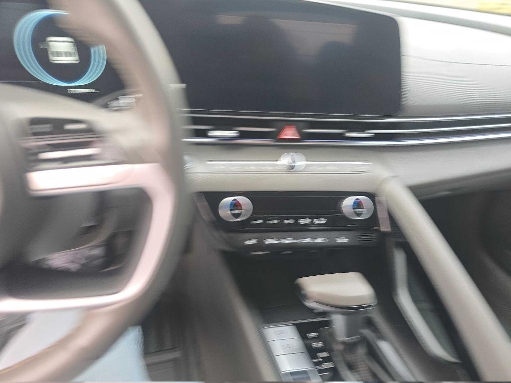 Hyundai Elantra  2025