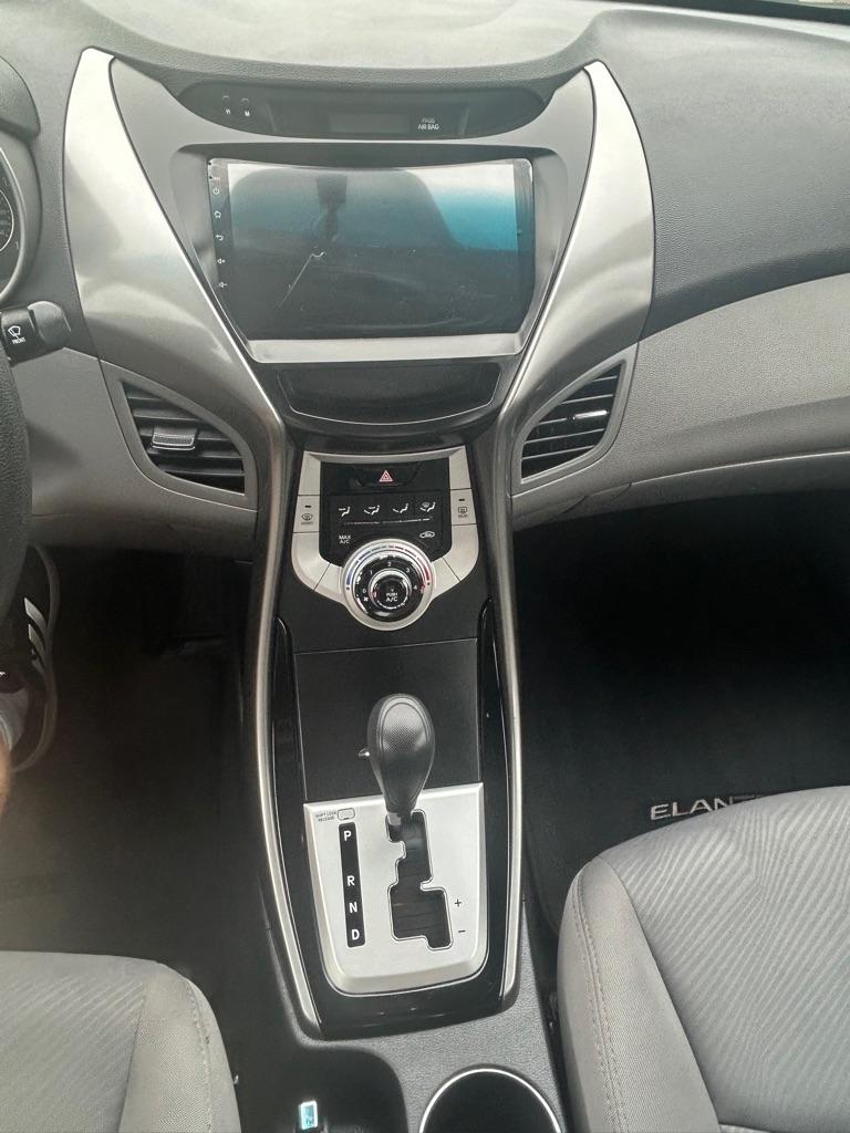 Hyundai Elantra  2012