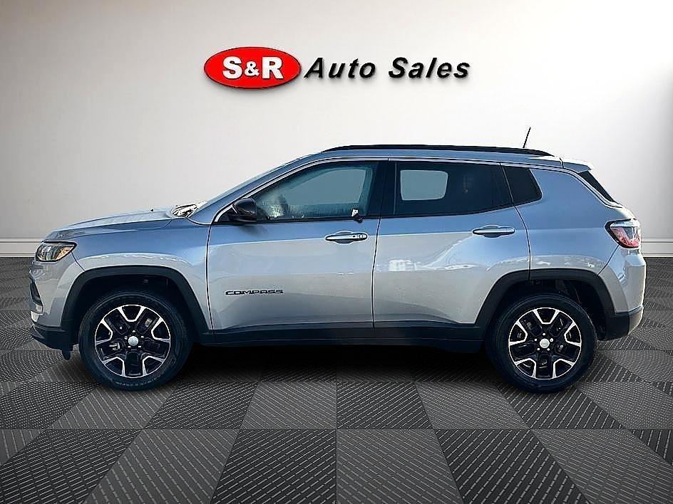 2022 Jeep Compass Latitude w/Sun/Safety Pkg FWD