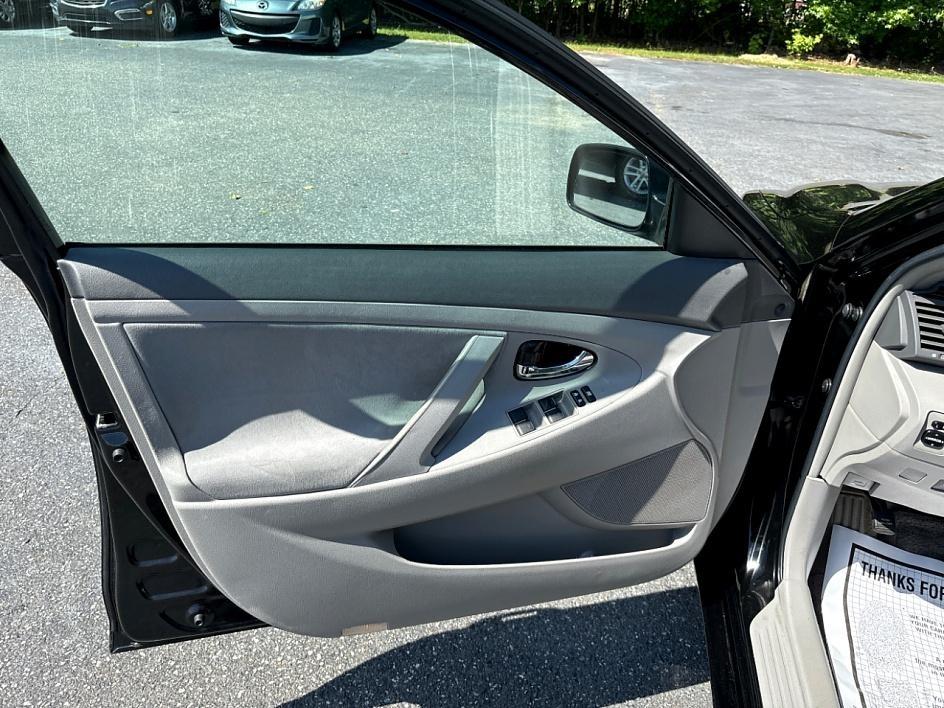 Toyota Camry 4dr Sdn I4 Man LE (Natl) 2011