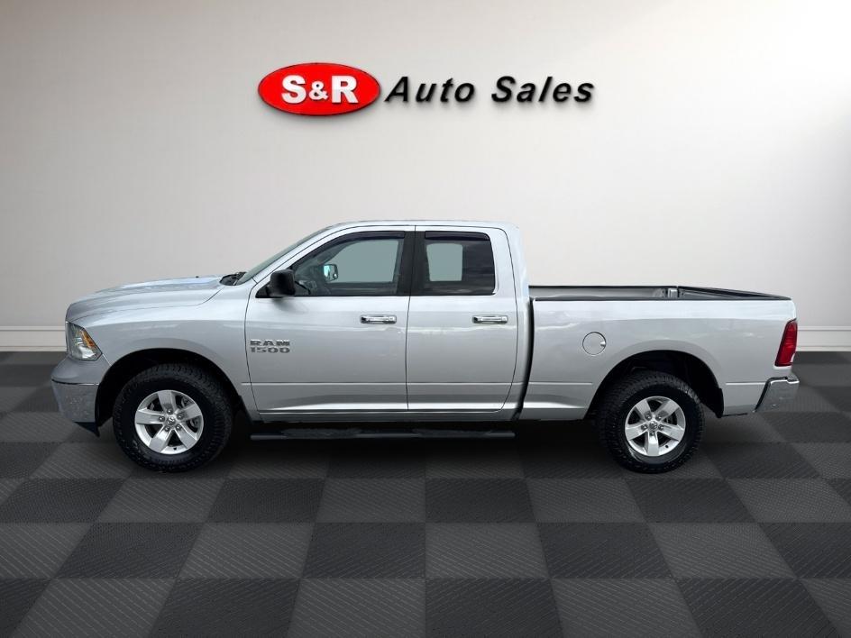 RAM 1500 4WD Quad Cab 140.5" SLT 2016