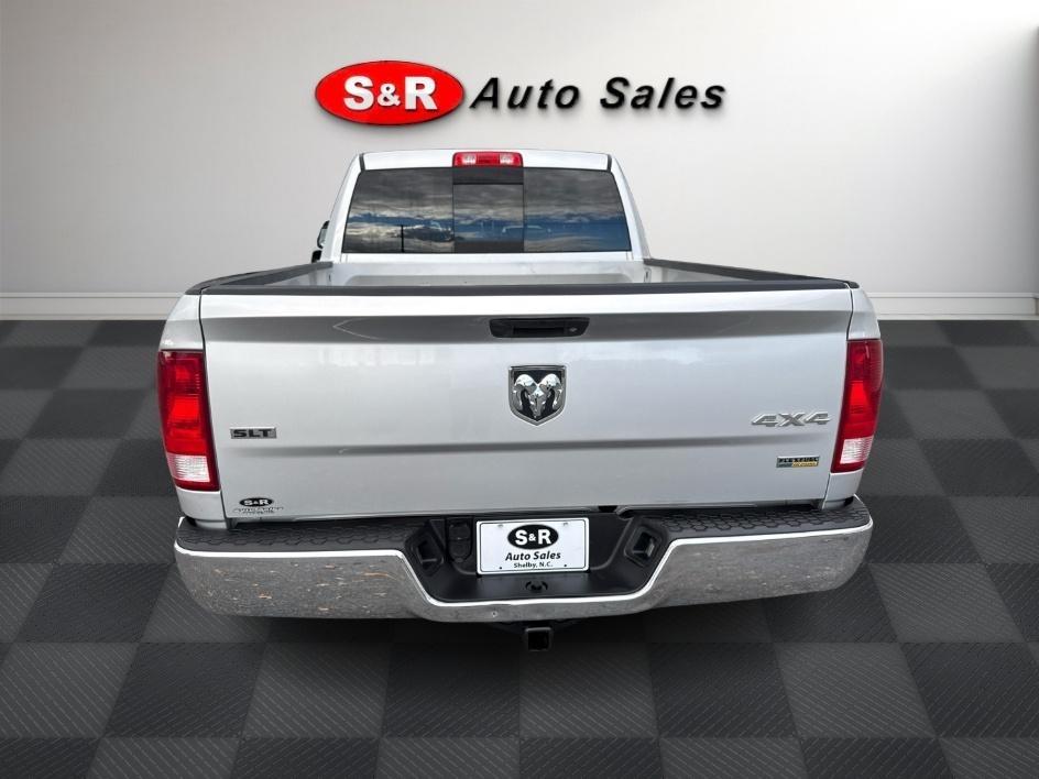 RAM 1500 4WD Quad Cab 140.5" SLT 2016