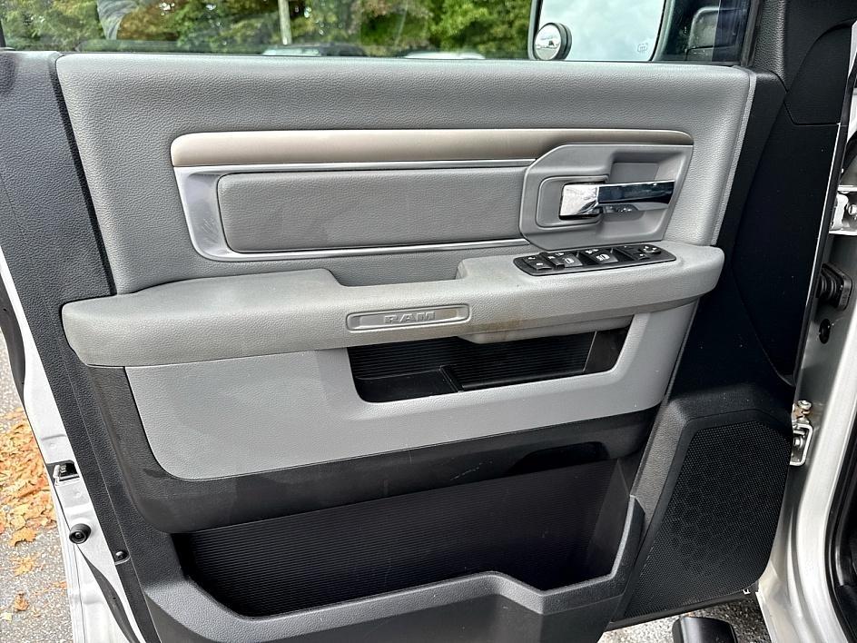 RAM 1500 4WD Quad Cab 140.5" SLT 2016