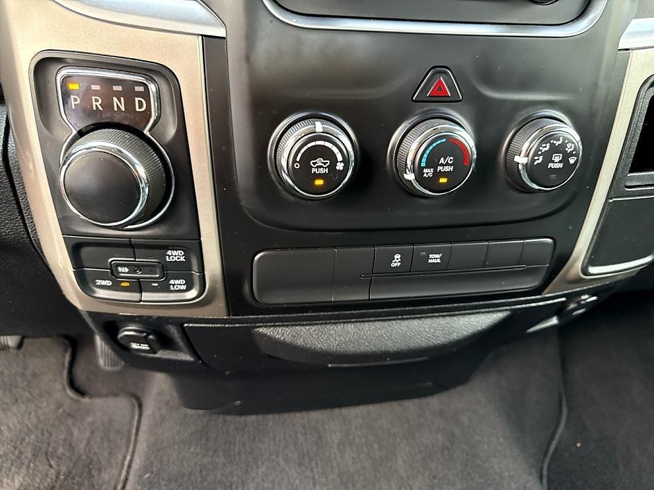 RAM 1500 4WD Quad Cab 140.5" SLT 2016