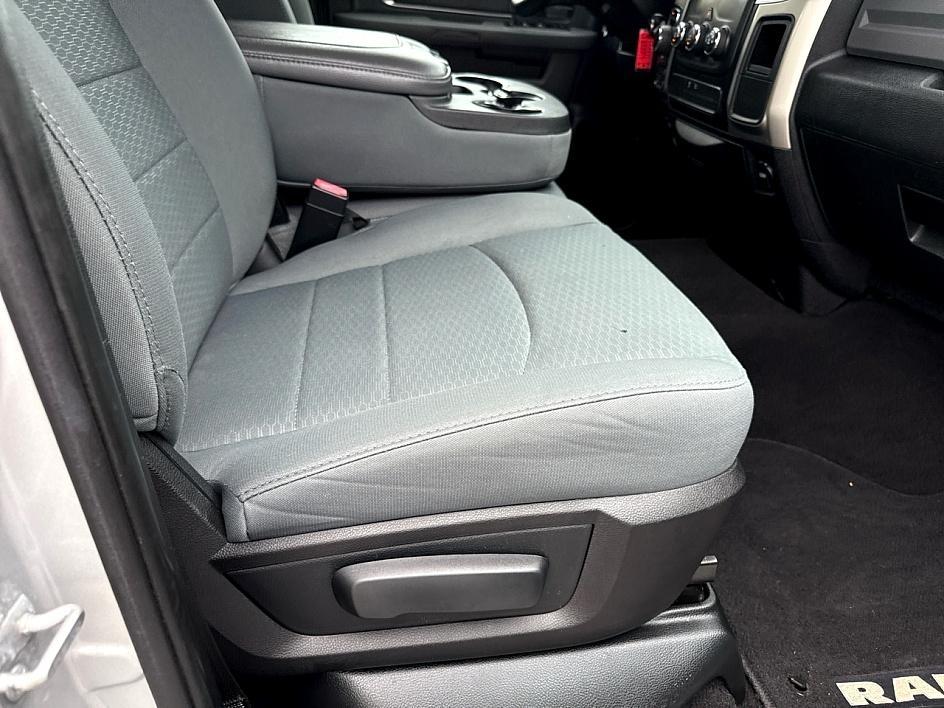 RAM 1500 4WD Quad Cab 140.5" SLT 2016