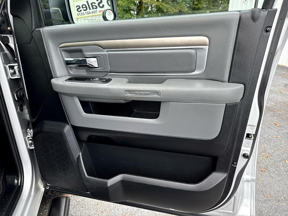 RAM 1500 4WD Quad Cab 140.5" SLT 2016