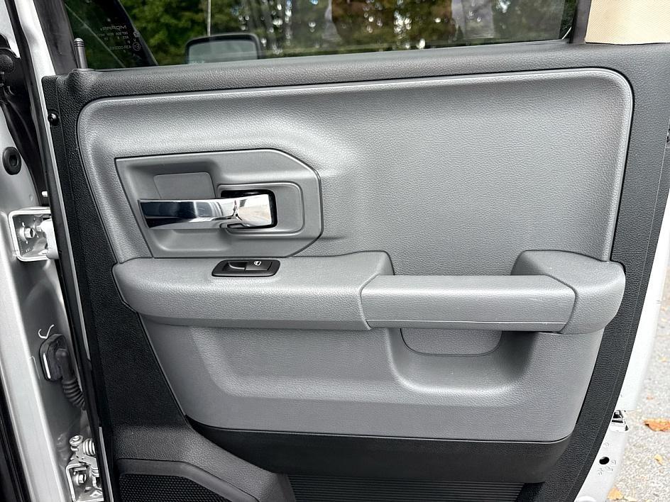 RAM 1500 4WD Quad Cab 140.5" SLT 2016